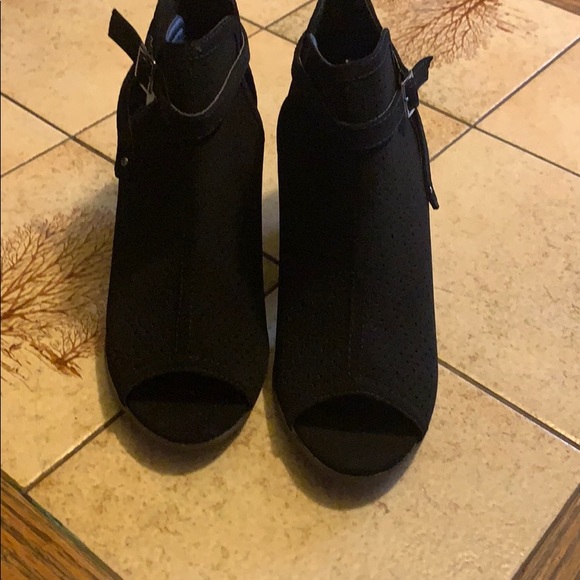 Open toed boots - Picture 5 of 6